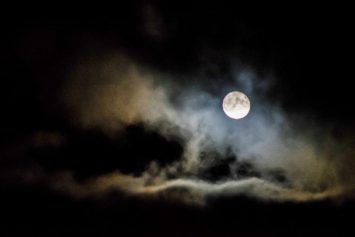 de maan in de nacht