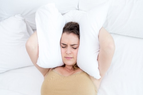 vrouw heeft last van geluid tijdens het slapen